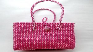 Melihat-Uniknya-Tas-Jinjing-Anyaman-Plastik-Khas-Indramayu-master-1739726247